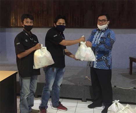 Kepala Stasiun Transmisi Indosiar & SCTV Bengkulu Menyerahkan 150 Paket Sembako Kepada Ketua KPID Bengkulu, Ratim Nuh. (c) dok.Emtek