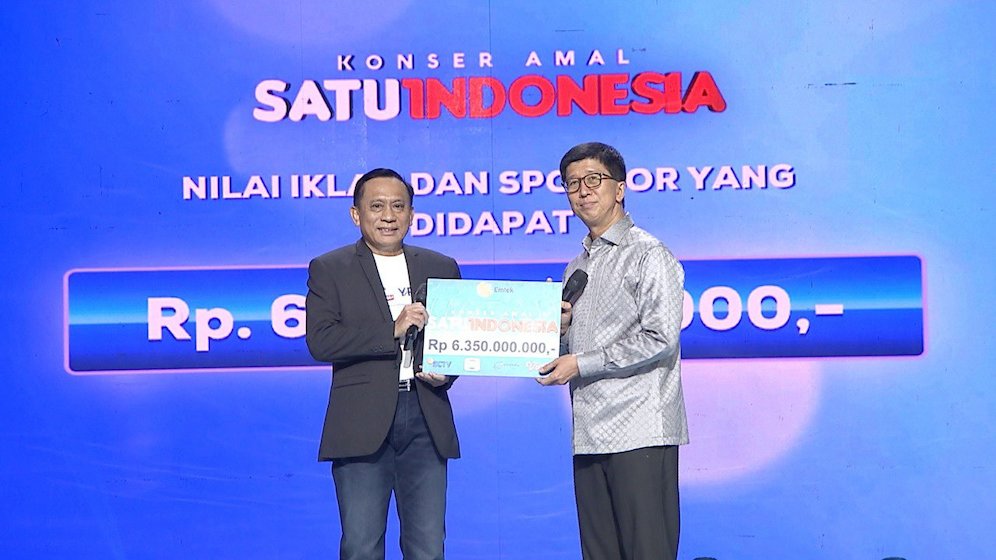 Bapak Sutanto Hartono Selaku Managing Director EMTEK Grup Serahkan Donasi dari Pihak Sponsor Kepada Ketua Yayasan Pundi Amal Peduli Kasih yakni Bapak Imam Sudjarwo untuk Disalurkan Kepada Mereka yang Terdampak COVID-19 (c) EMTEK