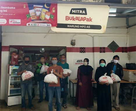 Beberapa warga terlihat menukarkan kupon sembako di salah satu warung Mitra Bukalapak (c) dok.Emtek