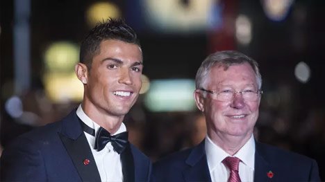 Cristiano Ronaldo (kanan) berfoto dengan mantan pelatih Manchester United, Alex Ferguson (kiri), pada acara pemutaran perdana film dokumenter tentang Ronaldo, di London, Senin (9/11/2015). (c) AFP PHOTO/JACK TAYLOR