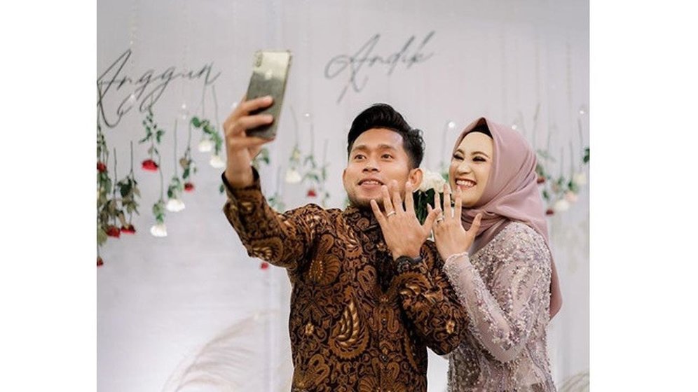 Momen lamaran Andik Vermansah dan Silvia Anggun (c) Instagram.com/andikvermansah