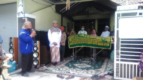 Situasi di rumah duka sebelum mantan penggawa Arema FC, Mahdi Haris, dimakamkan. (c) Bola.net/Dendy Gandakusumah