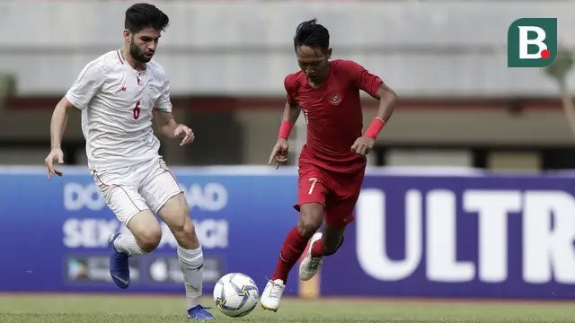 Gelandang serang Timnas Indonesia, Beckham Putra Nugraha, berusaha melepaskan diri dari kawalan pemain Timnas Iran U-19 saat laga uji coba internasional di Stadion Patriot Candrabhaga, Bekasi, Sabtu (7/9/2019). (c) Bola.com/Yoppy Renato