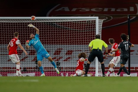 Emiliano Martinez ketika menggagalkan peluang Mohamed Salah. (c) AP Photo