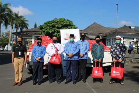 Sebanyak 500 Paket Sembako dan 500 Masker Kain Diserahkan EMTEK Peduli Corona Kepada Pemerintah Daerah Kuningan. (c) emtek