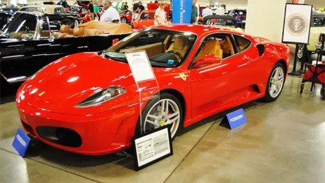 Mobil Ferrari F430 yang pernah jadi milik Donald Trump dilelang. (c) AFP