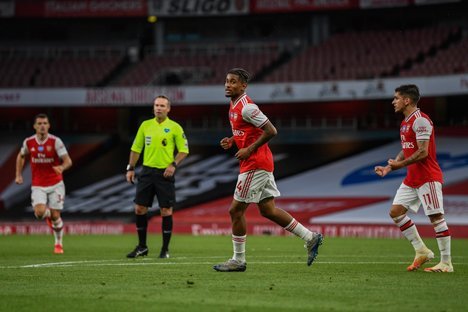 Reiss Nelson ketika melawan Liverpool. (c) AP Photo