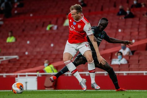 Rob Holding berebut bola dengan Sadio Mane. (c) AP Photo