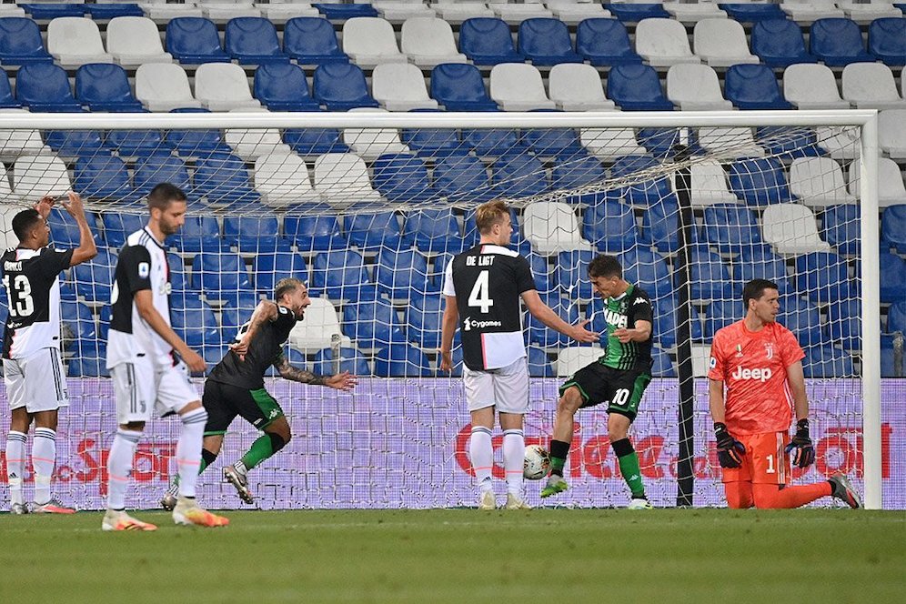 Penyerang Sassuolo, Francesco Caputo ketika menjebol gawang Juventus di Serie A musim 2019-2020. (c) AP Photo