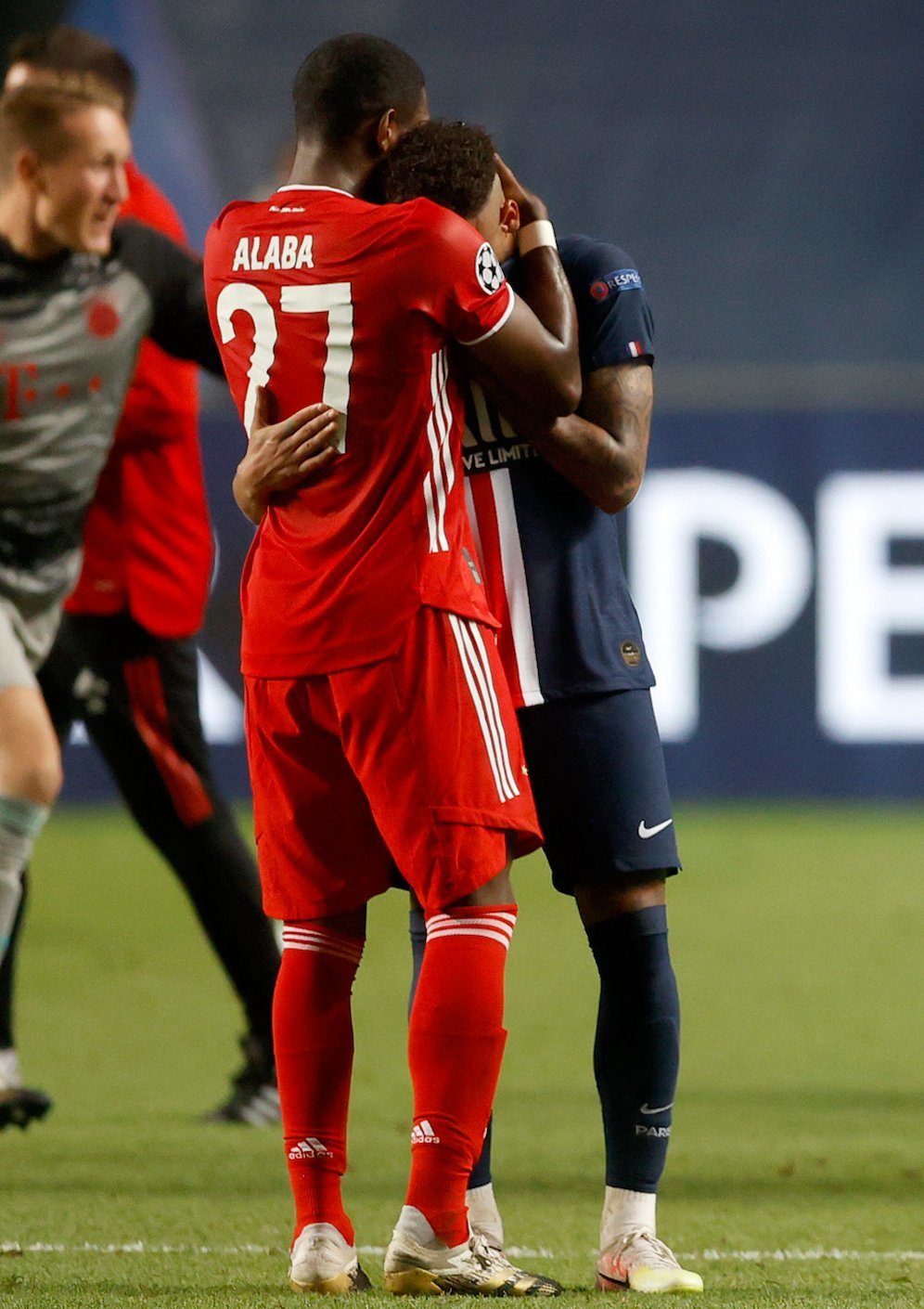 Bahkan Neymar harus ditenangkan oleh David Alaba ketika tangisnya tak kunjung berhenti. (c) AP Photo