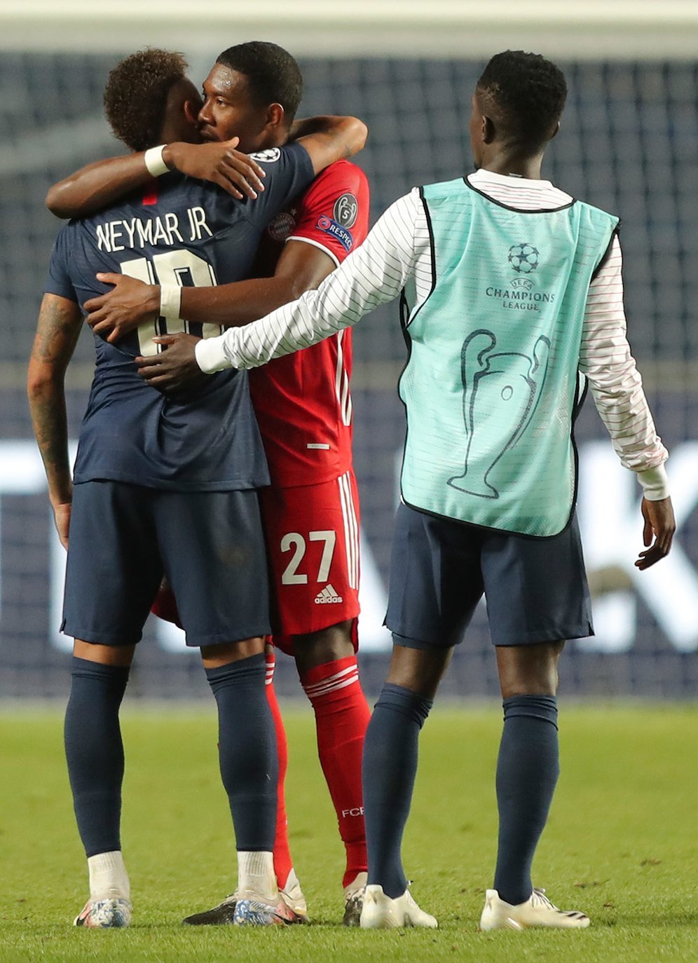 Pemain Bayern Munchen tengah menenangkan Neymar usai laga PSG vs Bayern Munchen, di mana PSG kalah di final Liga Champions. (c) AP Photo