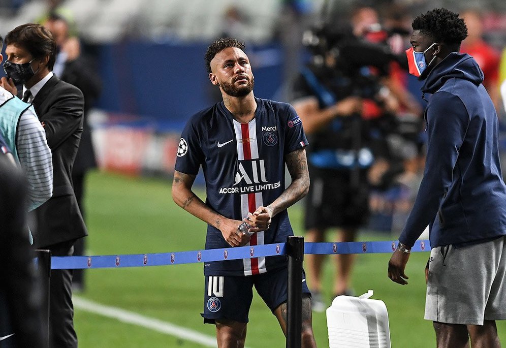 Tatapan kesedihan itu terlihat mendalam. Neymar hanya bisa memandang jauh ke atas. Tetap semangat ya Neymar. (c) AP Photo