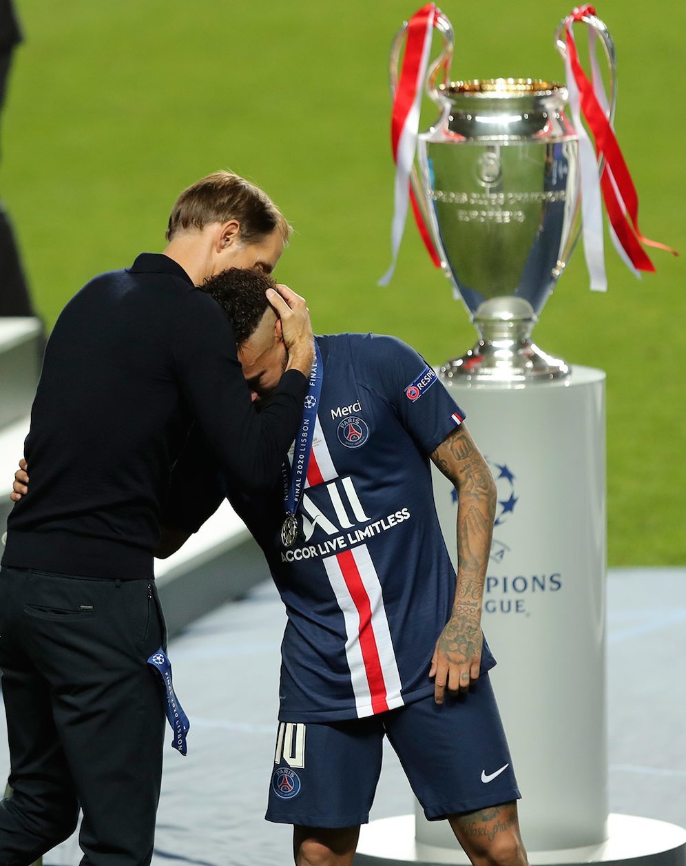 Stay strong. Mungkin itu kalimat yang diucapkan Thomas Tuchel untuk menghibur Neymar. (c) AP Photo