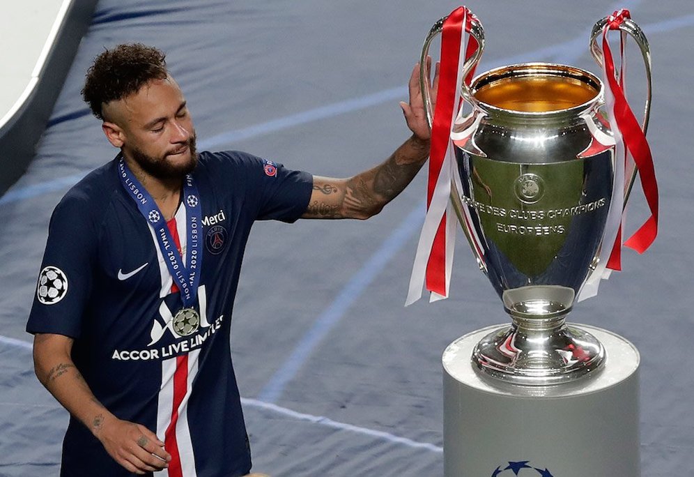 Kesedihan itu terlihat nyata. Neymar hanya bisa memegang sambil berlalu trofi Liga Champions. Bukan mengangkatnya. (c) AP Photo