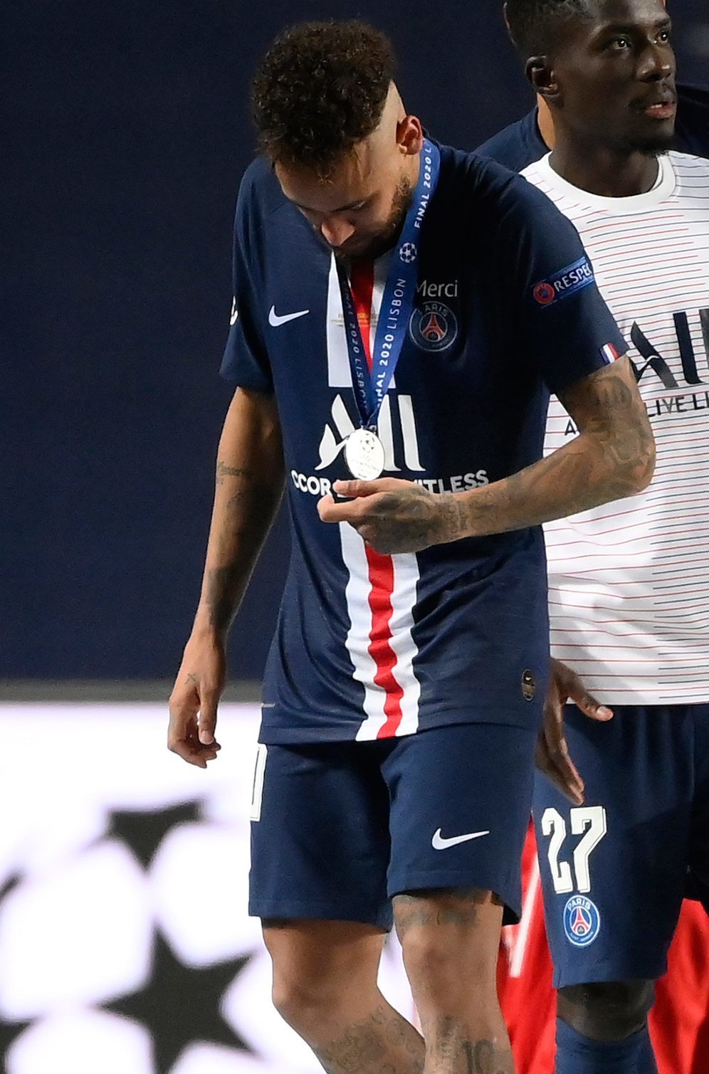 Neymar hanya bisa memandang nanar medali runner up yang ia dapatkan. (c) AP Photo