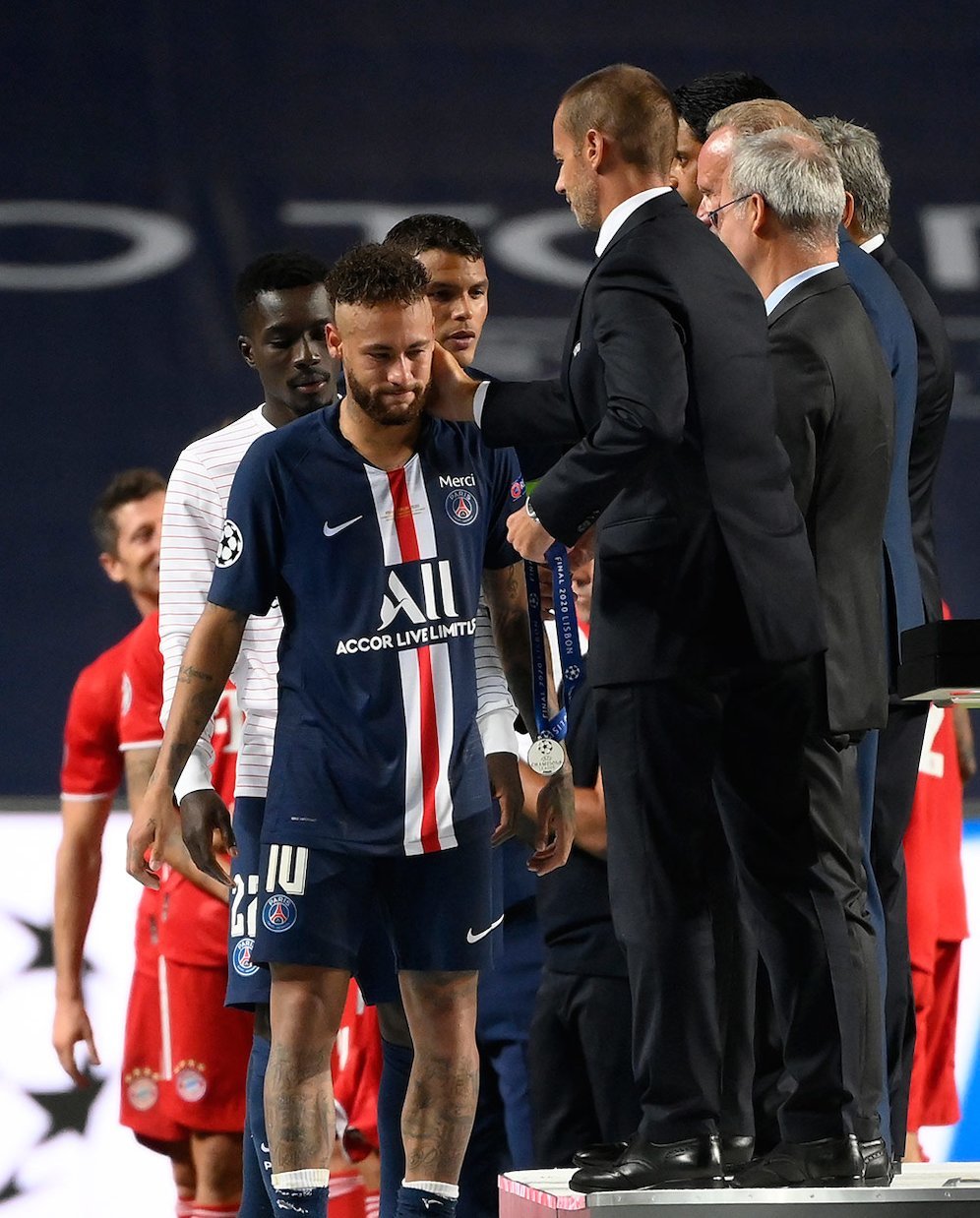 Kesedihan Neymar masih berlanjut hingga saat prosesi penyerahan medali sebagai runner up Liga Champions 2019-2020. (c) AP Photo