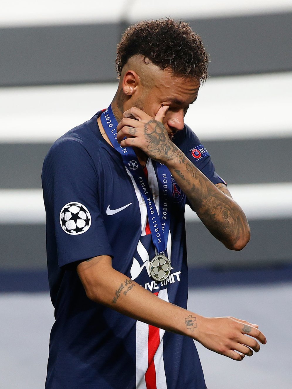 Neymar terlihat menyeka matanya seusai proses pengalungan medali Liga Champions. (c) AP Photo