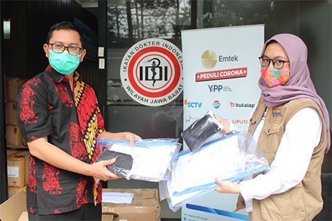 Ikatan Dokter Indonesia (IDI) Jawa Barat menerima bantuan paket APD dari EMTEK Peduli Corona untuk disalurkan kepada seluruh Pengcab IDI se-Jawa Barat. (c) emtek