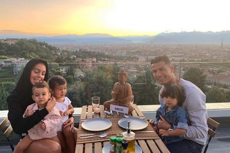 Rumah Cristiano Ronaldo di Turin (c) The Sun