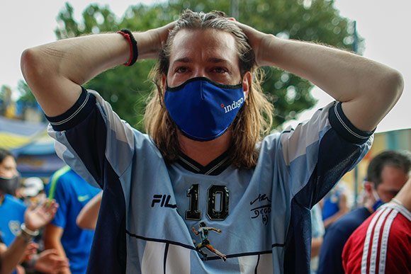Fans Argentina nampak begitu sedih mendengar kabar duka dari Maradona. (c) AP Photo