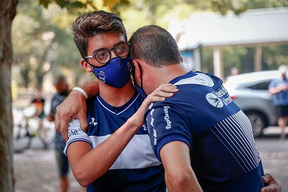Dua fans Gimnasia, klub yang dilatih Maradona, tampak begitu bersedih dengan kabar meninggalnya sang pelatih sekaligus legenda Argentina. (c) AP Photo