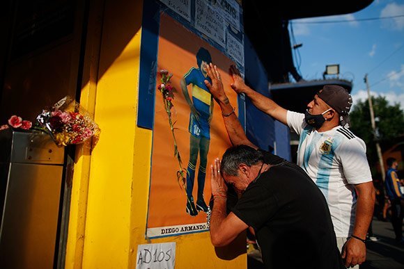 Dua fans Argentina tampak begitu kehilangan setelah Maradona menghembuskan nafas terakhir pada Rabu (25/11/2020) malam WIB. (c) AP Photo