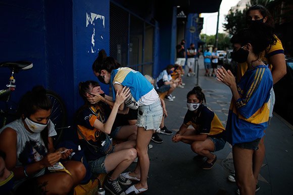 Kesedihan fans Argentina setelah Diego Maradona dikabarkan meninggal dunia karena serangan jantung. (c) AP Photo