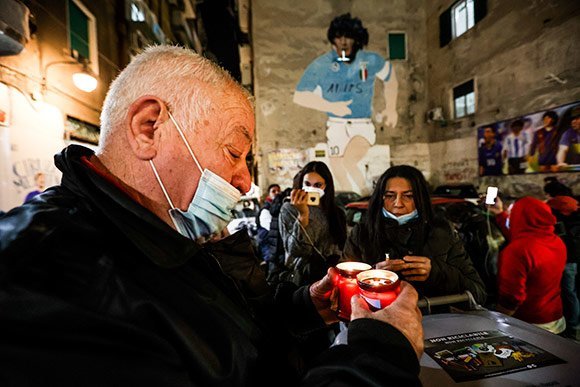 Fans Napoli berkumpul di Naples untuk mengenang Maradona, pahlawan klub kesayangan mereka. (c) AP Photo