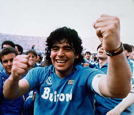 Diego Maradona setelah sukses mengantar Napoli meraih Scudetto pada Juni 1987 silam. (c) AP Photo