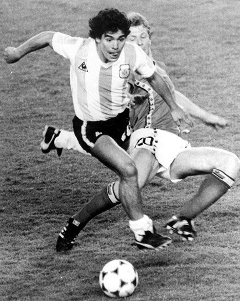 Diego Maradona ketika tampil pada laga Argentina vs Belgia di Piala Dunia 1982 Spanyol. (c) AP Photo