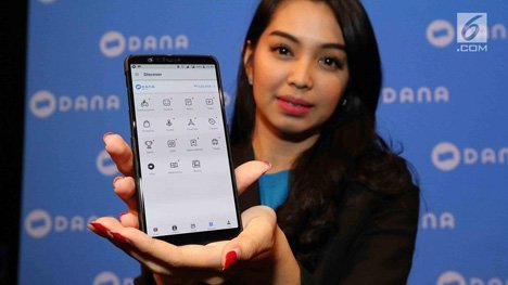 Seorang wanita menunjukkan layanan DANA di Jakarta, Rabu(21/3). DANA, Dompet Digital Indonesia merupakan sebuah layanan dari perusahaan rintisan (start up) di bidang teknologi finansial. (c) Liputan6.com/Angga Yuniar