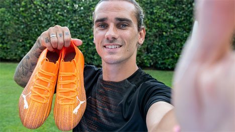 Penyerang Barcelona asal Prancis, Antoine Griezmann, memperlihatkan sepatu Puma Ultra setelah melakukan uji coba.