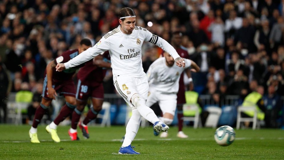 Bek Real Madrid, Sergio Ramos saat mengeksekusi penalti ke gawang Celta Vigo di Santiago Bernabeu, Senin (17/2/2020) dini hari WIB. Skor akhir imbang 2-2. (c) Real Madrid