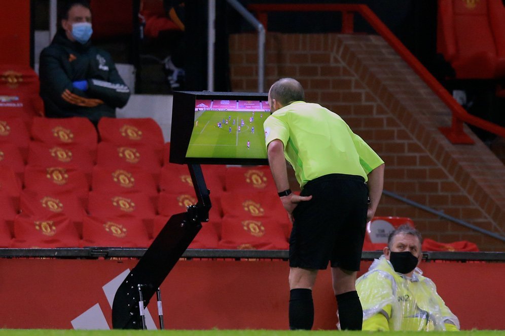 Wasit senior Premier League, Mike Dean. (c) AP Photo