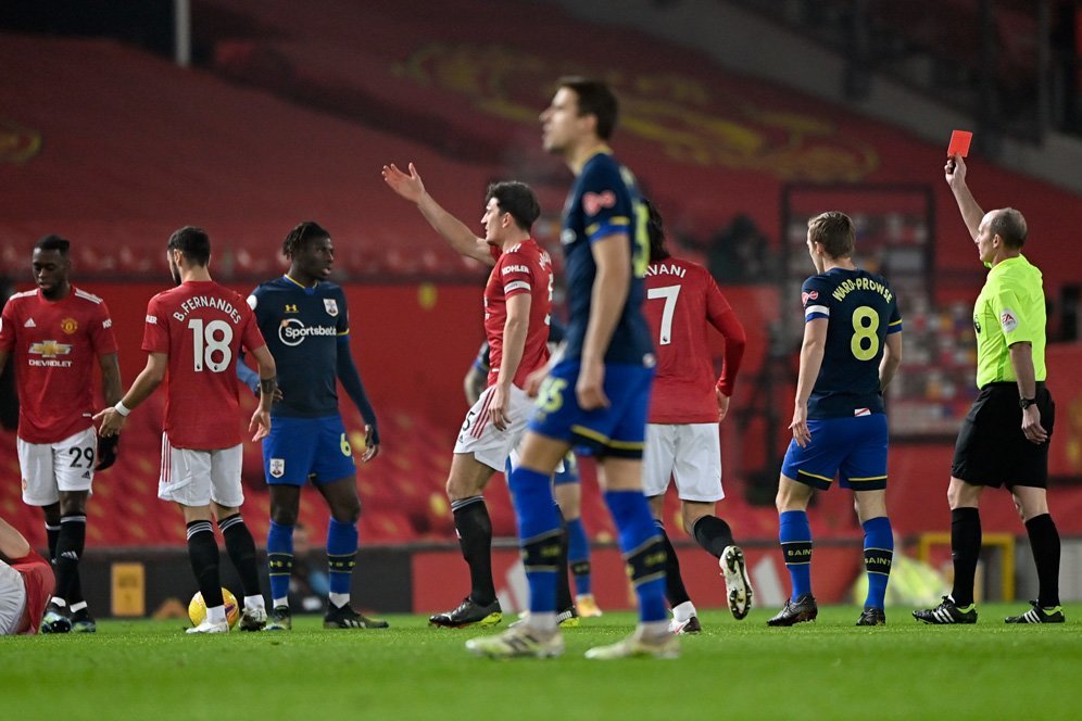 Mike Dean saat menghukum pemain Southampton dengan kartu merah langsung (c) AP Photo