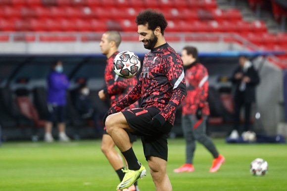Mohamed Salah melakukan pemanasan dengan bola baru Adidas Finale Istanbul 21 (c) AP Photo