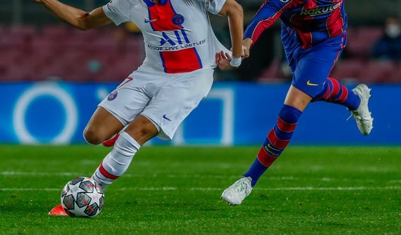 Debut bola Adidas Finale Istanbul 21 pada laga Barcelona vs PSG. (c) AP Photo