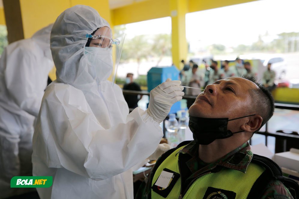 Bahkan petugas keamanan dari Kodim Malang pun wajib melakukan swab antigen ketika memasuki stadion Kanjuruhan. (c) Bola.net/Arief Bagus