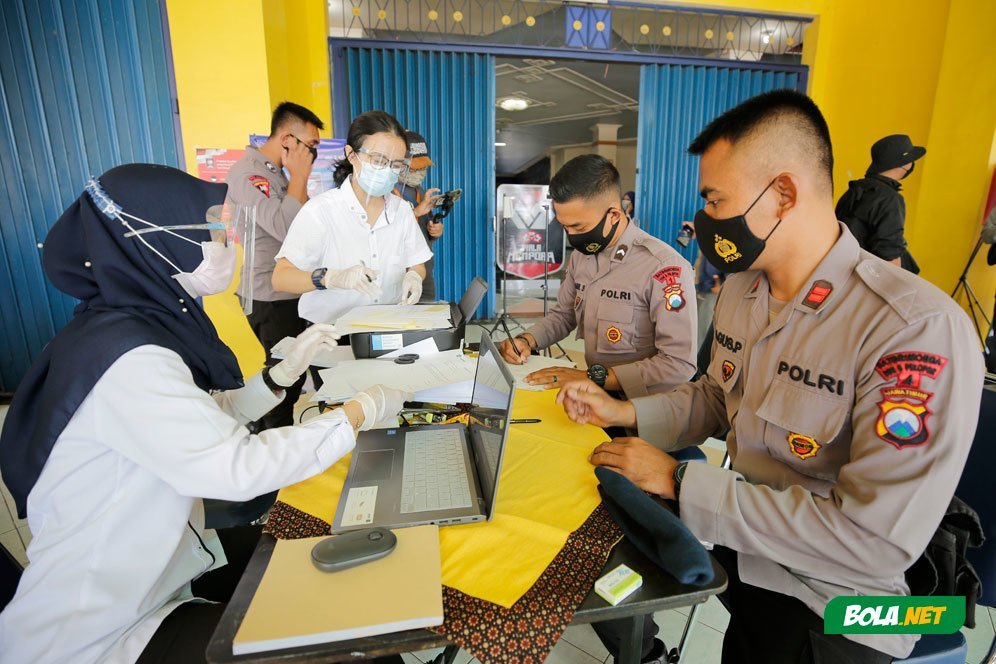 Petugas keamanan melakukan pendaftaran sebelum swab antigen di Stadion Kanjuruhan, Malang, jelang pertandingan sepak bola Piala Menpora 2021 Grup B, Senin (22/3/2021). (c) Bola.net/Arief Bagus