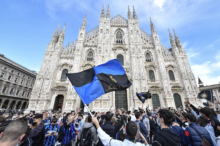 Para fans Inter Milan memadati kawasan Piazza Duomo, Milan, Minggu (2/5/2021) untuk merayakan kesuksesan Nerazzurri merebut gelar Serie A 2020/2021. (c) AP Photo