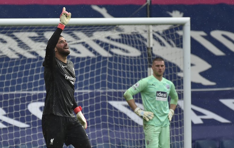 Alisson Becker menjadi pahlawan kemenangan Liverpool atas West Brom dalam ajang Premier League, Minggu (16/5/2021) malam WIB. (c) AP Photo