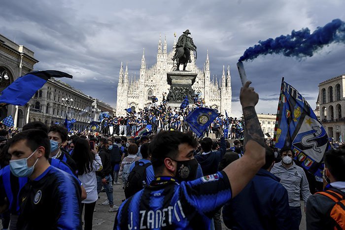 Para fans Inter Milan memadati kawasan Piazza Duomo, Milan, Minggu (2/5/2021) untuk merayakan kesuksesan Nerazzurri merebut gelar Serie A 2020/2021. (c) AP Photo