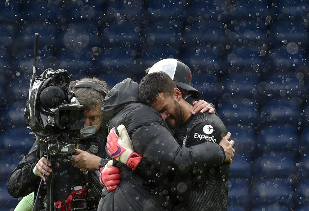 Alisson Becker menjadi pahlawan kemenangan Liverpool atas West Brom dalam ajang Premier League, Minggu (16/5/2021) malam WIB. (c) AP Photo