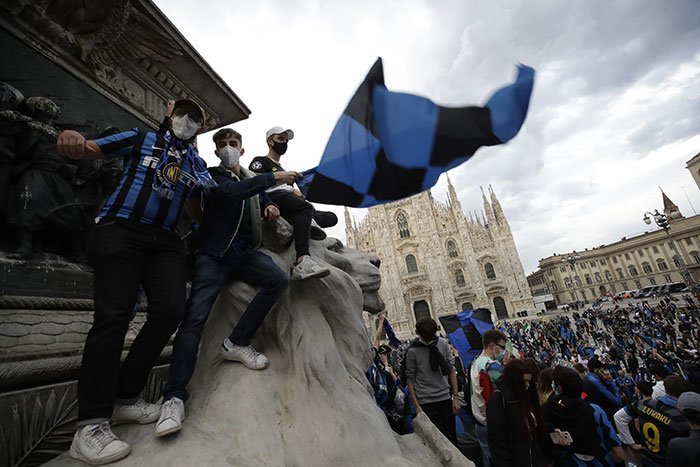 Para fans Inter Milan memadati kawasan Piazza Duomo, Milan, Minggu (2/5/2021) untuk merayakan kesuksesan Nerazzurri merebut gelar Serie A 2020/2021. (c) AP Photo