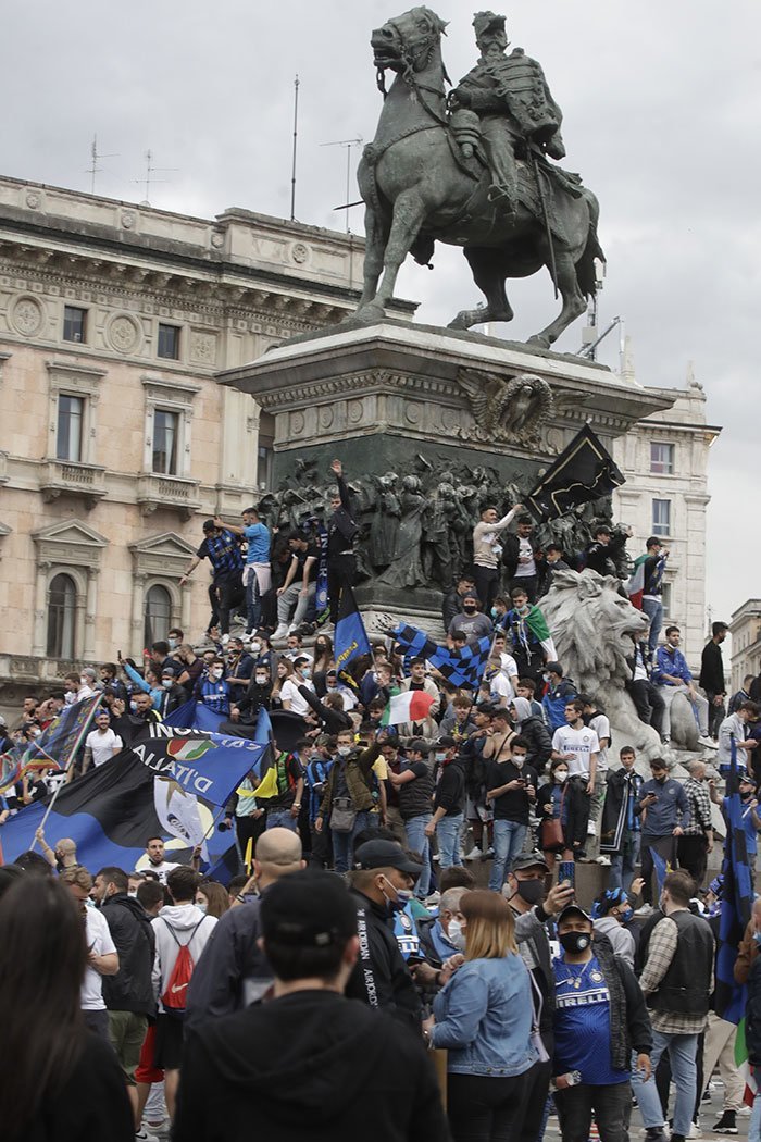 Para fans Inter Milan memadati kawasan Piazza Duomo, Milan, Minggu (2/5/2021) untuk merayakan kesuksesan Nerazzurri merebut gelar Serie A 2020/2021. (c) AP Photo