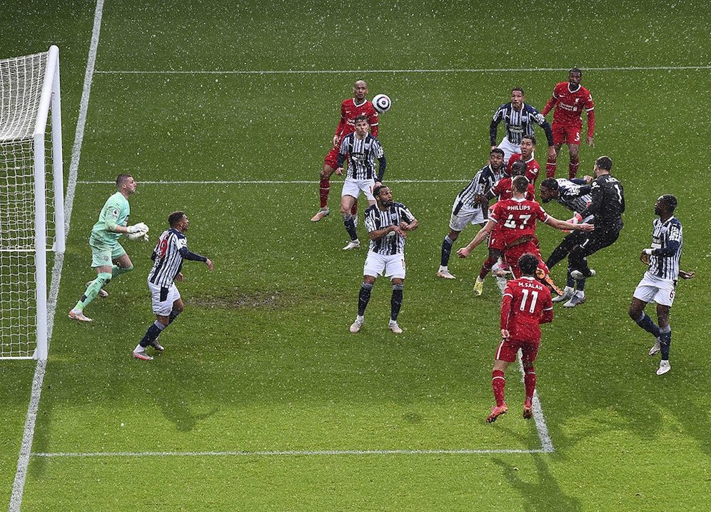 Alisson Becker menjadi pahlawan kemenangan Liverpool atas West Brom dalam ajang Premier League, Minggu (16/5/2021) malam WIB. (c) AP Photo