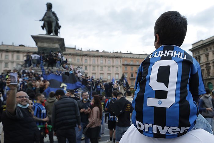 Para fans Inter Milan memadati kawasan Piazza Duomo, Milan, Minggu (2/5/2021) untuk merayakan kesuksesan Nerazzurri merebut gelar Serie A 2020/2021. (c) AP Photo