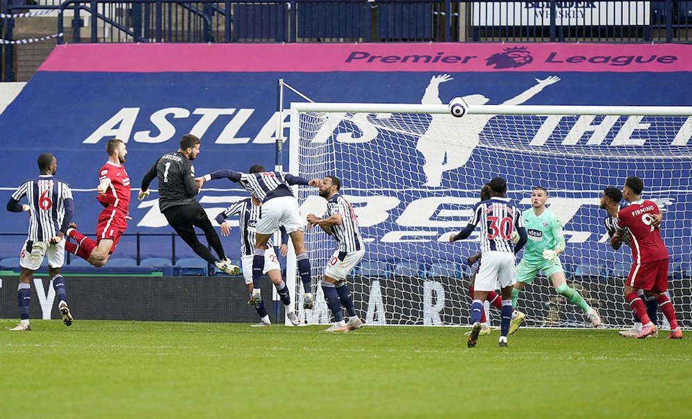 Alisson Becker menjadi pahlawan kemenangan Liverpool atas West Brom dalam ajang Premier League, Minggu (16/5/2021) malam WIB. (c) AP Photo