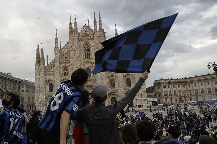 Para fans Inter Milan memadati kawasan Piazza Duomo, Milan, Minggu (2/5/2021) untuk merayakan kesuksesan Nerazzurri merebut gelar Serie A 2020/2021. (c) AP Photo