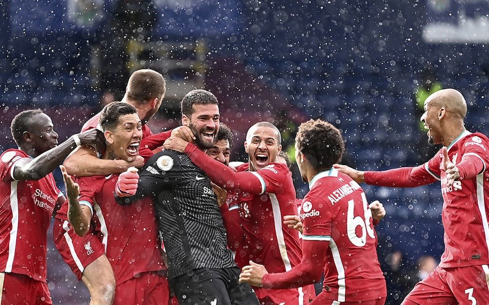 Alisson Becker menjadi pahlawan kemenangan Liverpool atas West Brom dalam ajang Premier League, Minggu (16/5/2021) malam WIB. (c) AP Photo